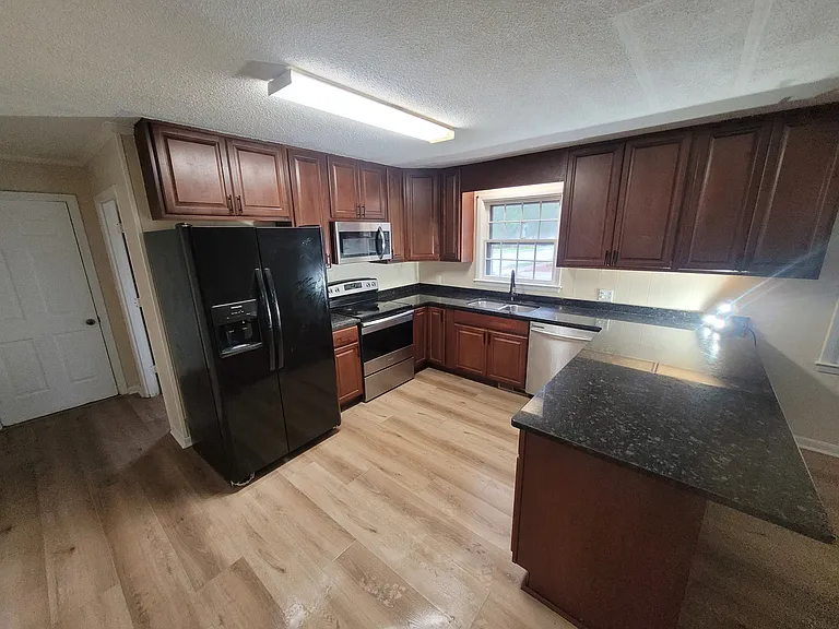 4901 Oriole Dr — Photo 2