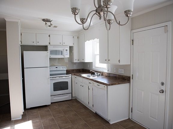 Modern Eat-In Kitchen