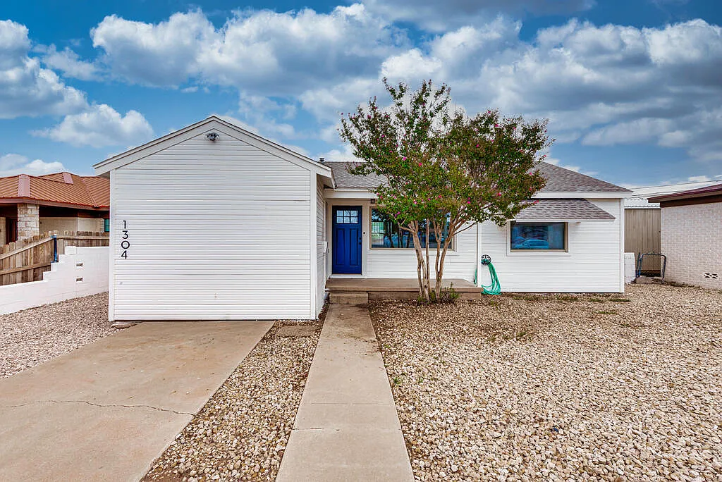3 bed, 1.0 bath, 1140 sqft, $2,800 — Photo 1