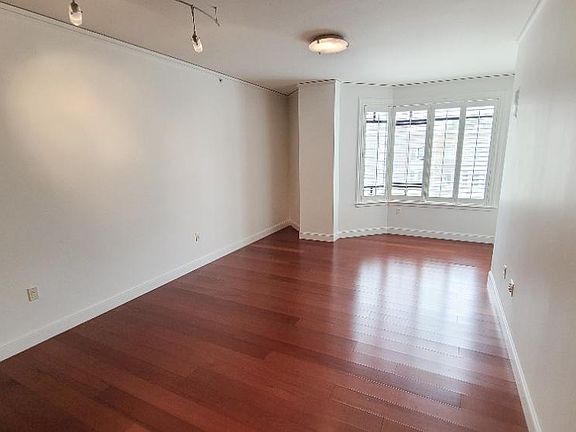 5th image of 1501 Greenwich St Unit 402