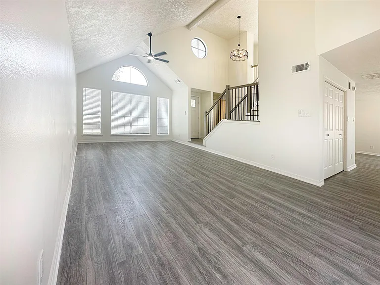 9843 Stableway Dr — Photo 7