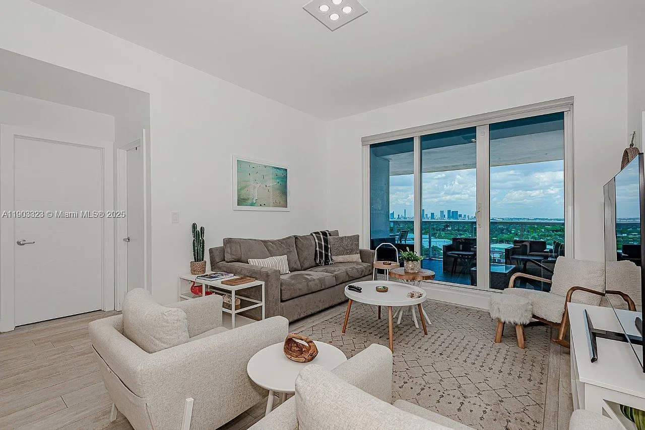 Roney Palace Condo — Photo 2
