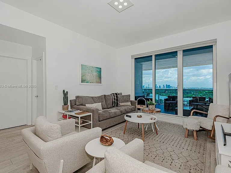 2301 Collins Ave #21 — Photo 2