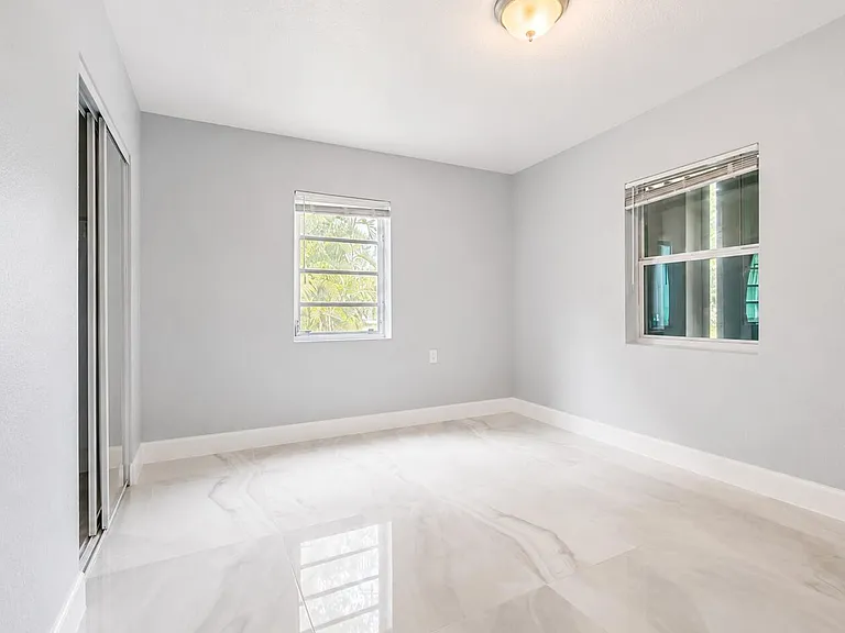4894 Cyprus Ln — Photo 9