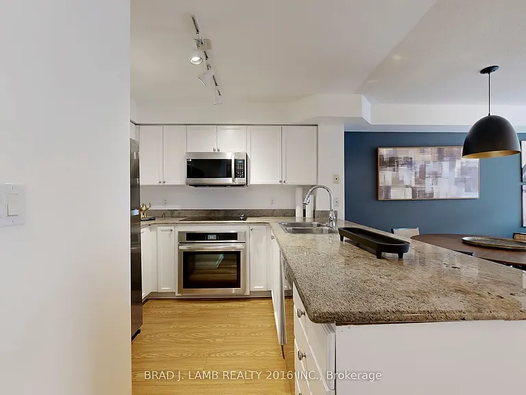 245 Davisville Ave #302 — Photo 6