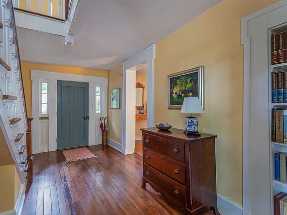 4th image of 221 Morgan St