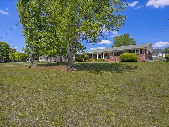 4th image of 205 Meadow Ln