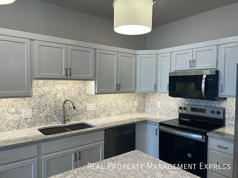 5516 S Huntwood Ave — Photo 1