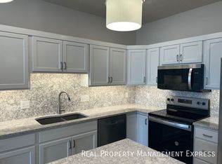 5516 S Huntwood Ave, Sioux Falls, SD 57108
