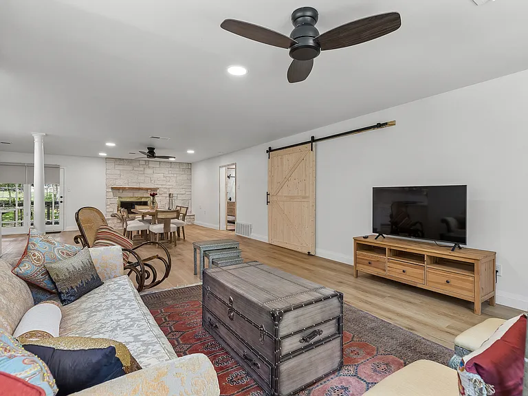 1212 W Murphy Rd — Photo 4