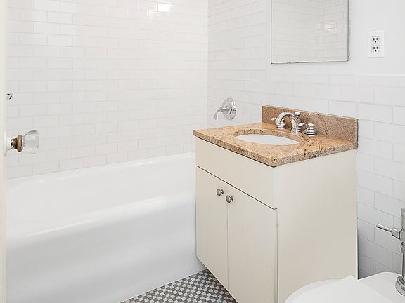 3rd image of 312 E 42nd St #1814