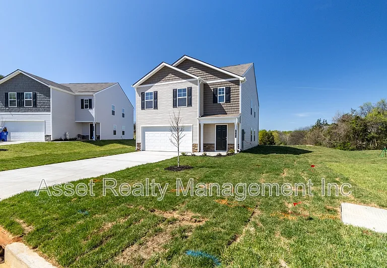 2063 Southwood Cir — Photo 4