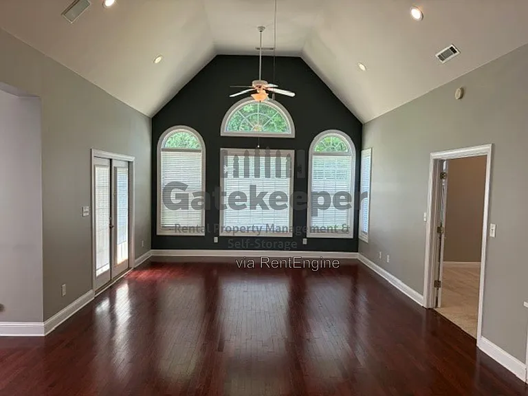 208 Lenox Dr — Photo 2