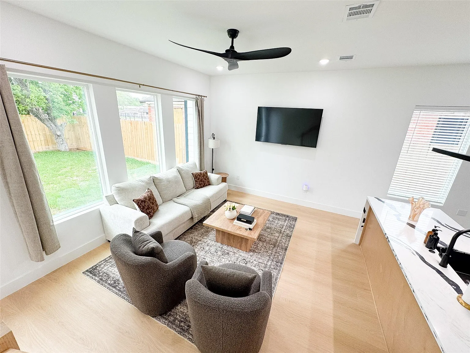 3 bed, 2.5 bath, 1500 sqft, $1,900 — Photo 2