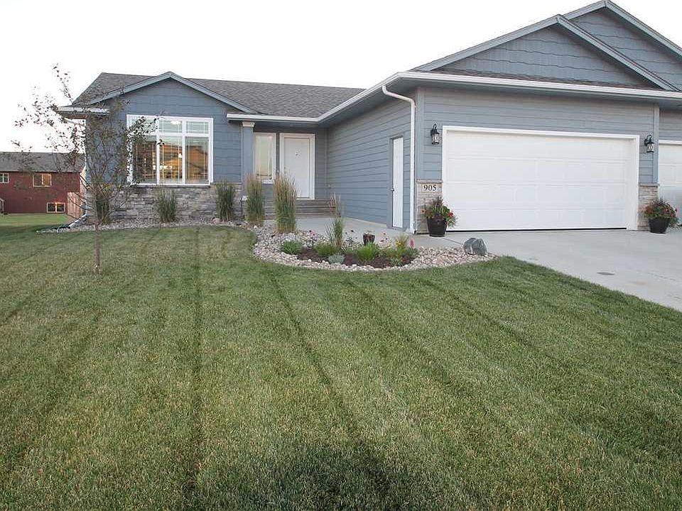 1st image of 905 Rosewood Dr