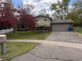 4803 Crestbrook Dr, Waterford, MI 48328