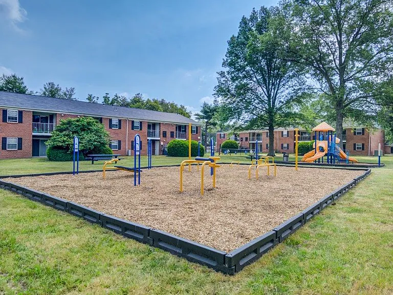 Mapleton Square Apartment Homes — Photo 17