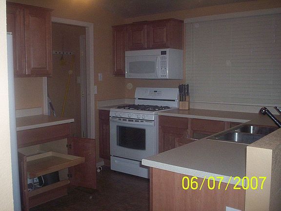 maple cabinets w/slide outs 