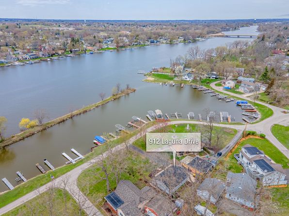 912 Laguna Dr, McHenry, IL 60051