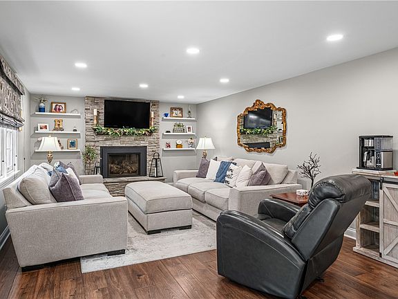 3rd image of 109 Lyndon Ln
