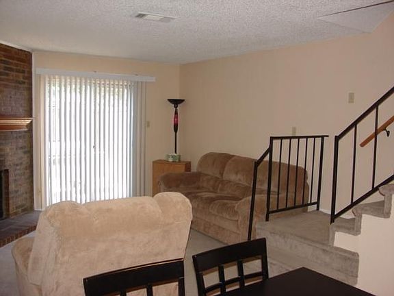 4th image of 621 Carriagehouse Ln APT 7