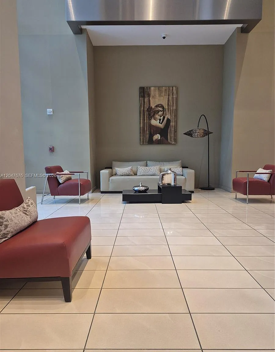 Met 1 Condo — Photo 1