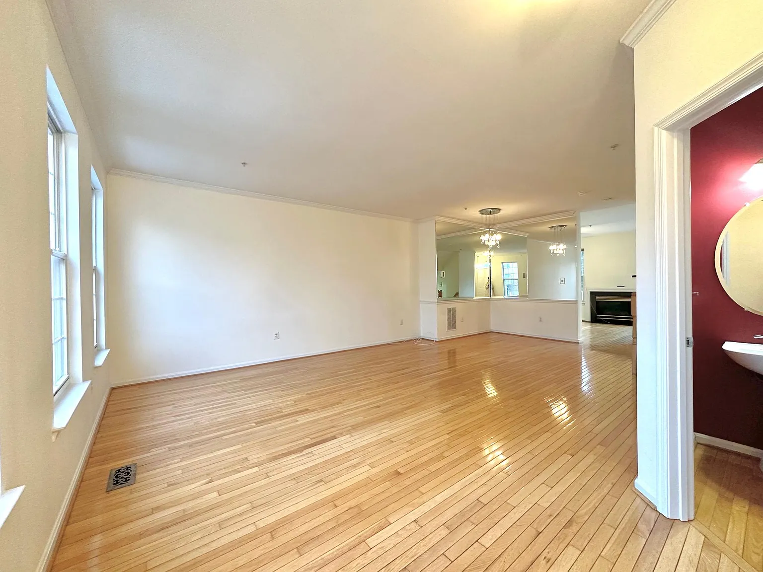 3 bed, 2574 sqft, $3,100 — Photo 3