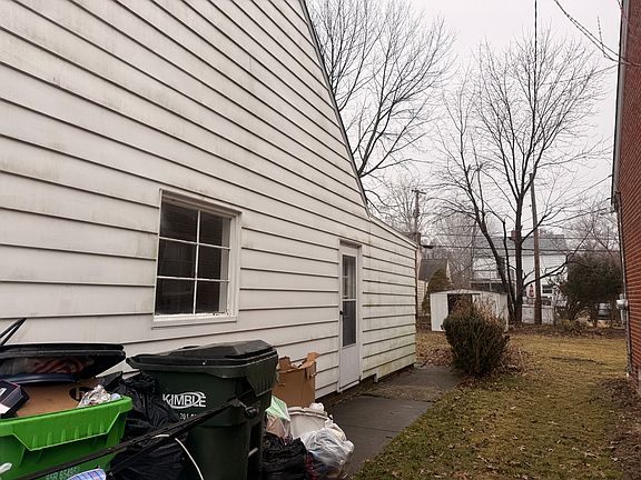 5th image of 320 E 271st St