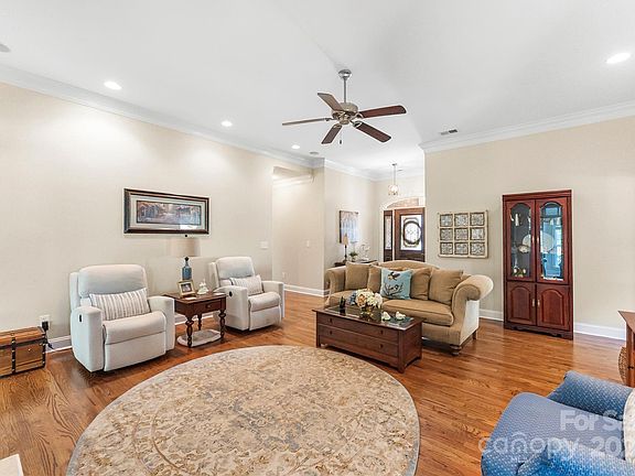 4th image of 130 Hazeltine Ct