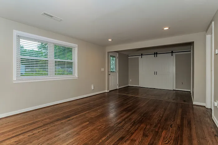 3 bed, 2.0 bath, 1152 sqft, $1,915 — Photo 3