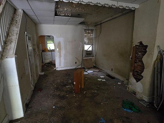 5th image of 238 E Garrett St