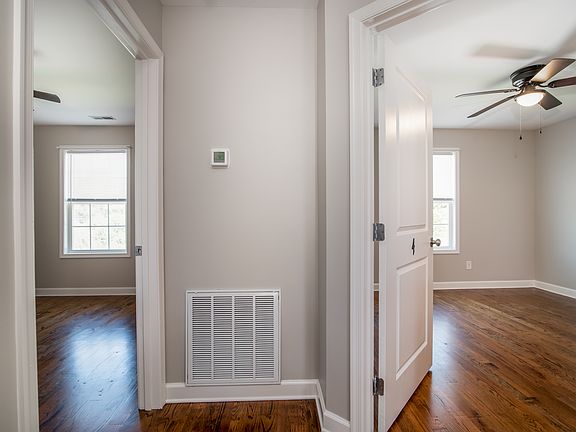 3rd image of 113 Williams St Room 4