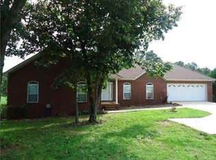 1518 White Cloud Dr, Deatsville, AL 36022
