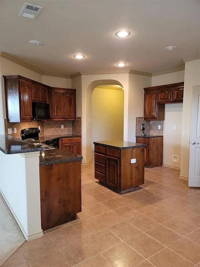 4 bed, 3.0 bath, 2397 sqft, $2,595 — Photo 4