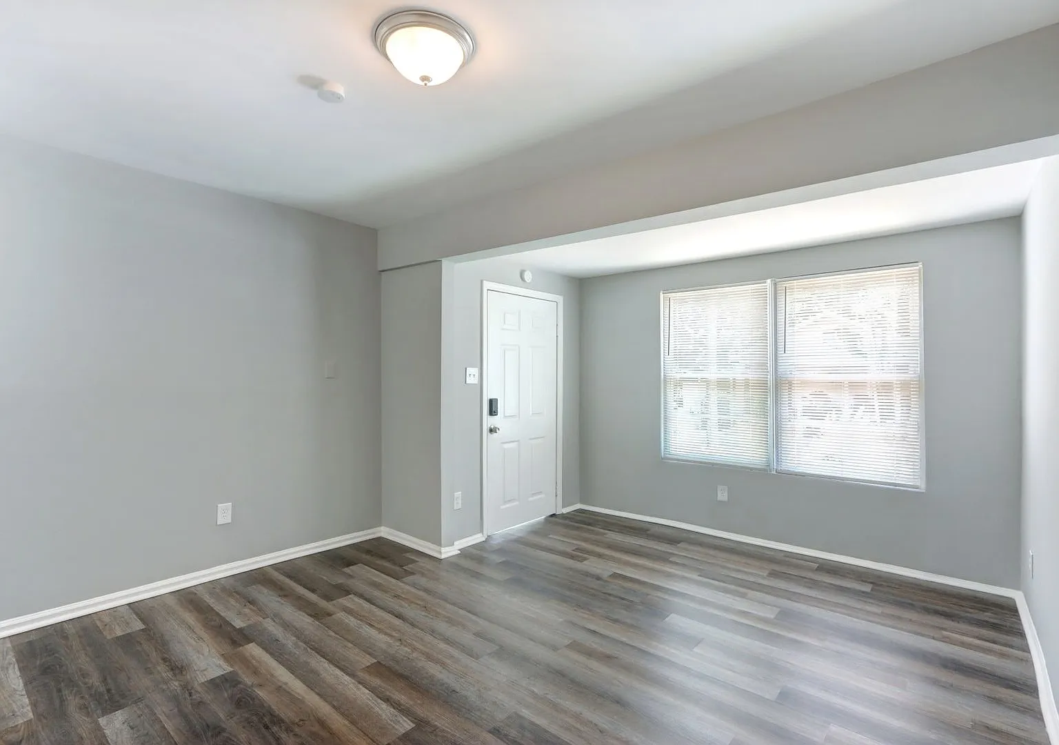 917 West Victory Drive — Photo 2