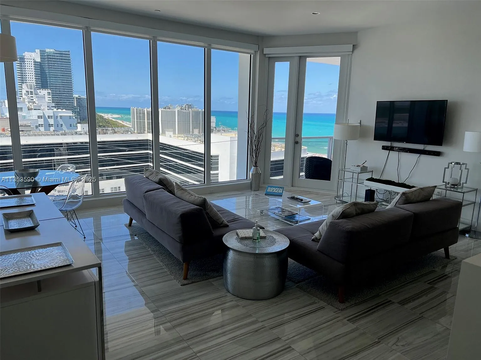 The Decoplage Condo — Photo 3