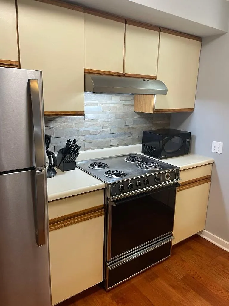 30 Wolf Rd — Photo 2