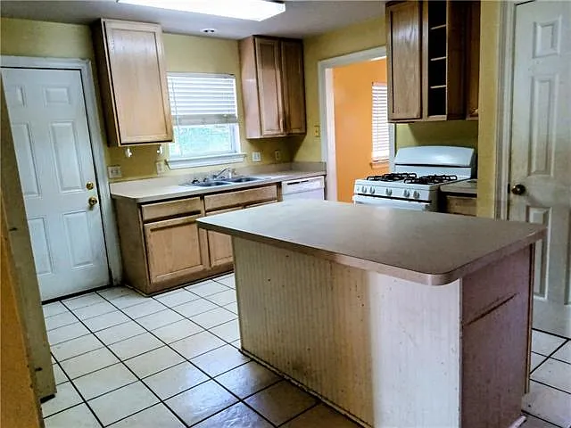 415 Oaklawn Dr — Photo 7