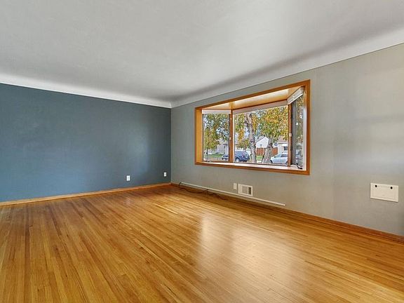 3rd image of 4911 Sheridan Ave N