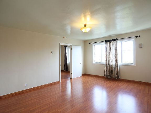 3rd image of 948 S Van Ness Ave APT 3