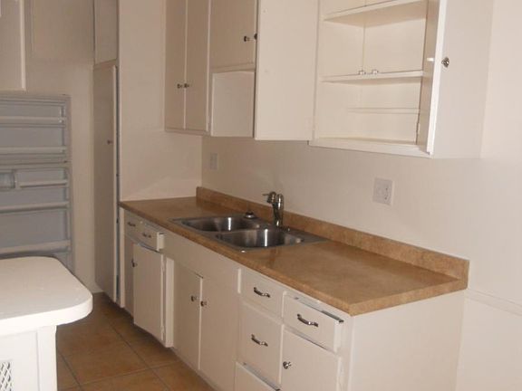 5th image of 405 N Marengo Ave APT 4