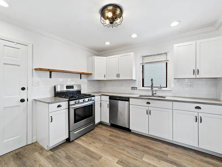 2138 Wascana Ave #UP — Photo 2