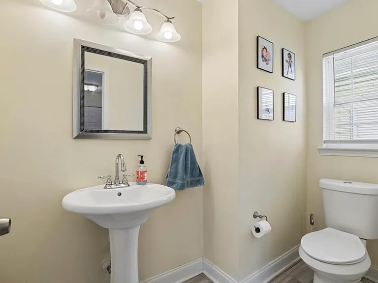 744 Garibaldi St SW — Photo 7