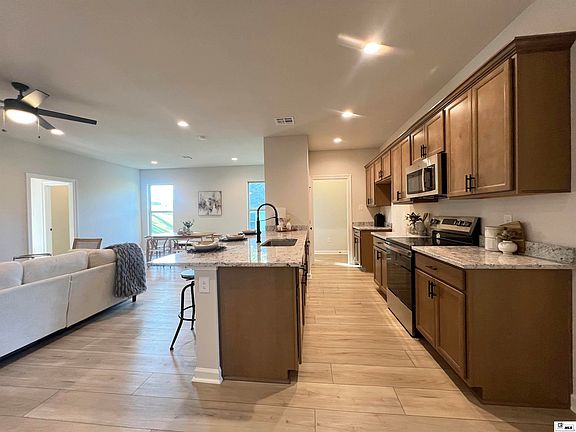 4th image of 146 Clear Springs Dr