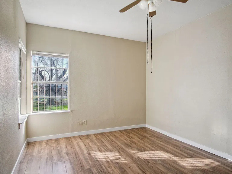 1518 Burnet St — Photo 18