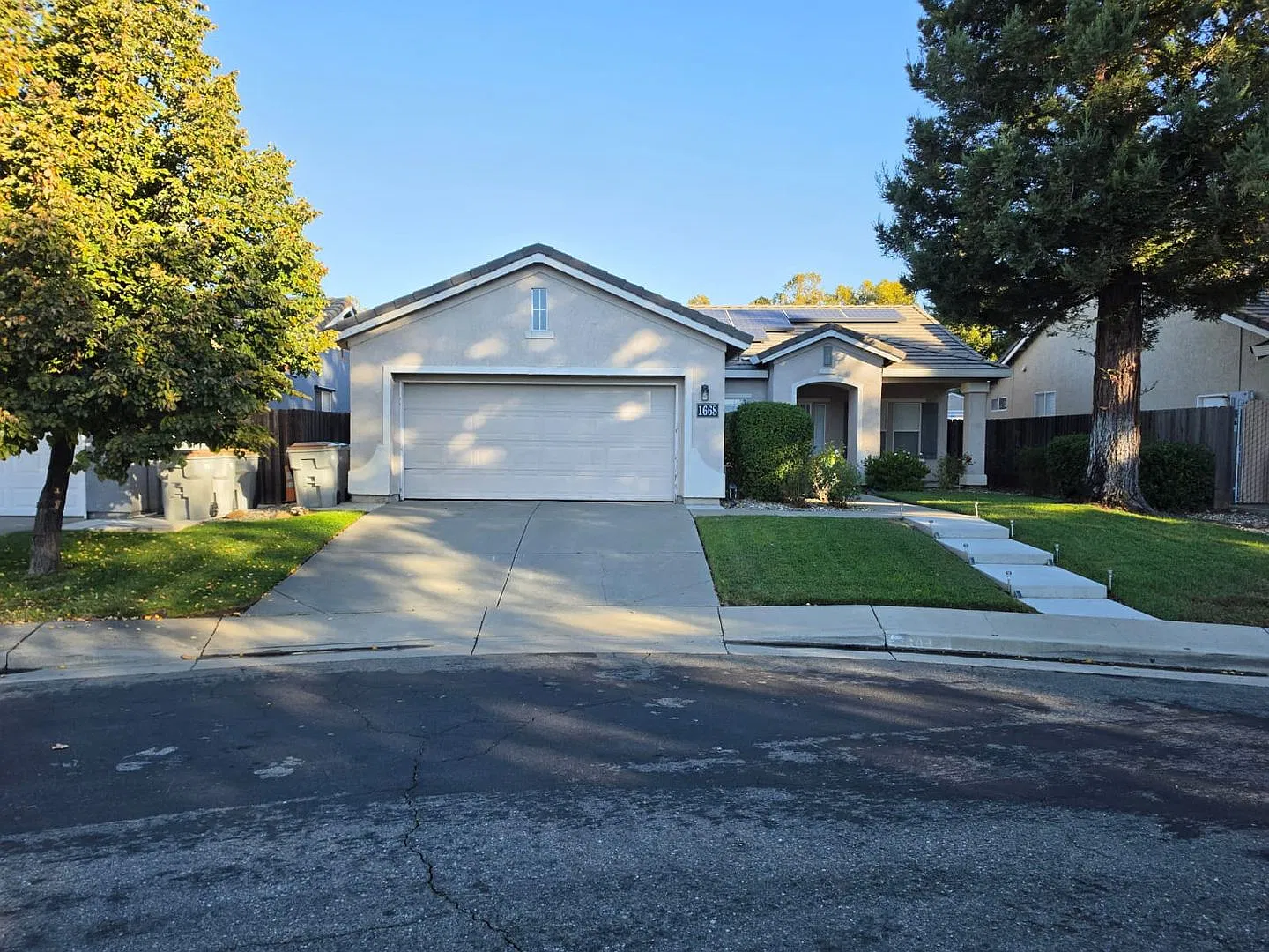 Spacious 3-Bedroom Home in Southport Gateway $2,995 / Month — Photo 3