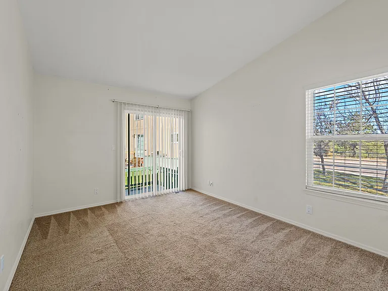 6082 Colony Cir — Photo 17