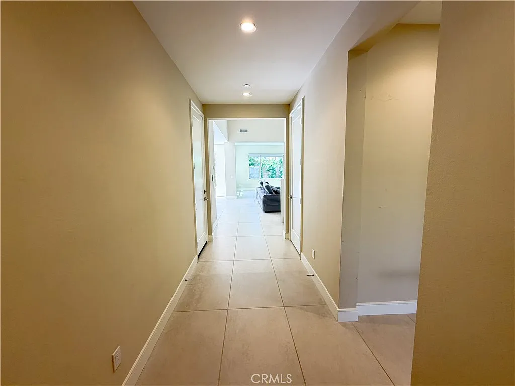 4 bed, 2563 sqft, $7,500 — Photo 3