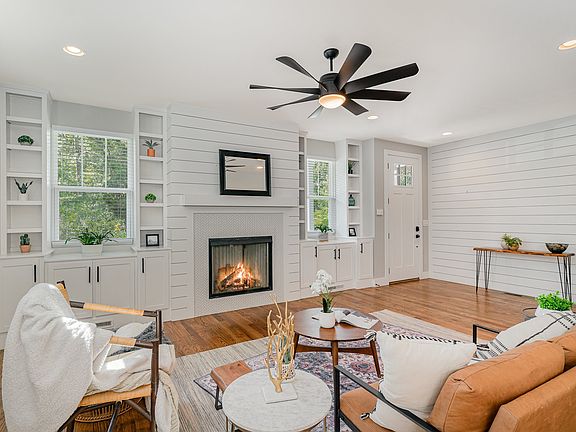 4th image of 2076B Whitney Ave