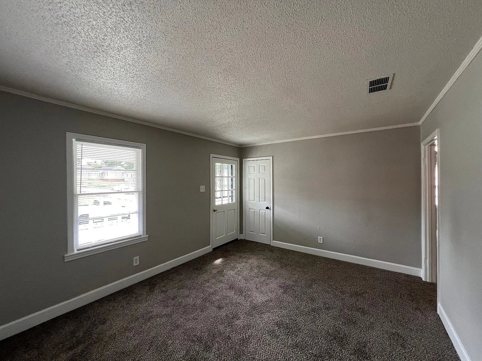 2727 Henley Dr — Photo 2
